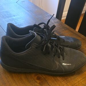 Nike Black Athletic Shoes Sleek Minimalist Design